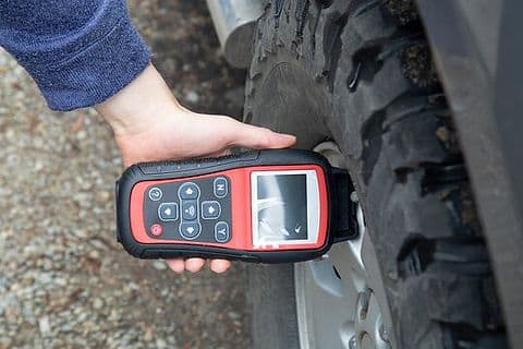 چاککردن و گۆڕینی حەساسی تایە (TPMS)